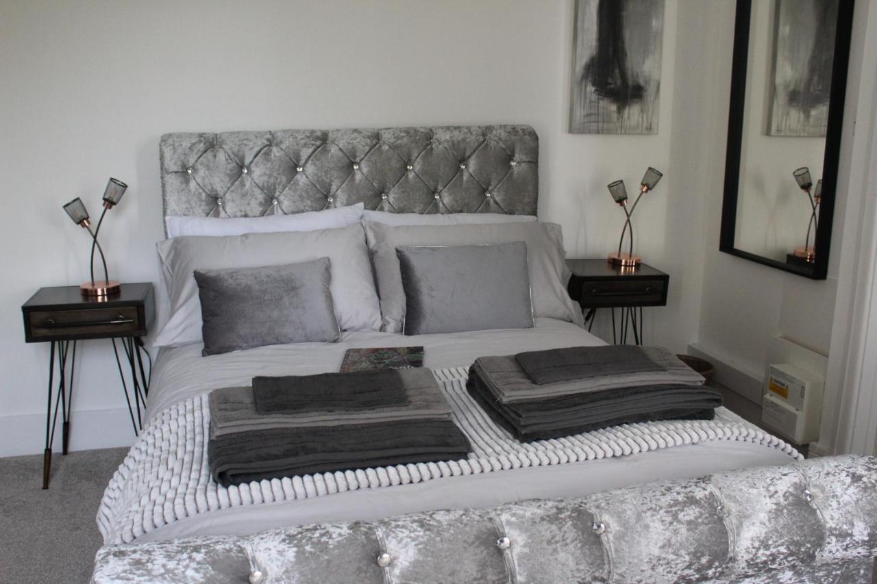 Apartment *hidden Gem* Stylish Apartment* Walk To *
