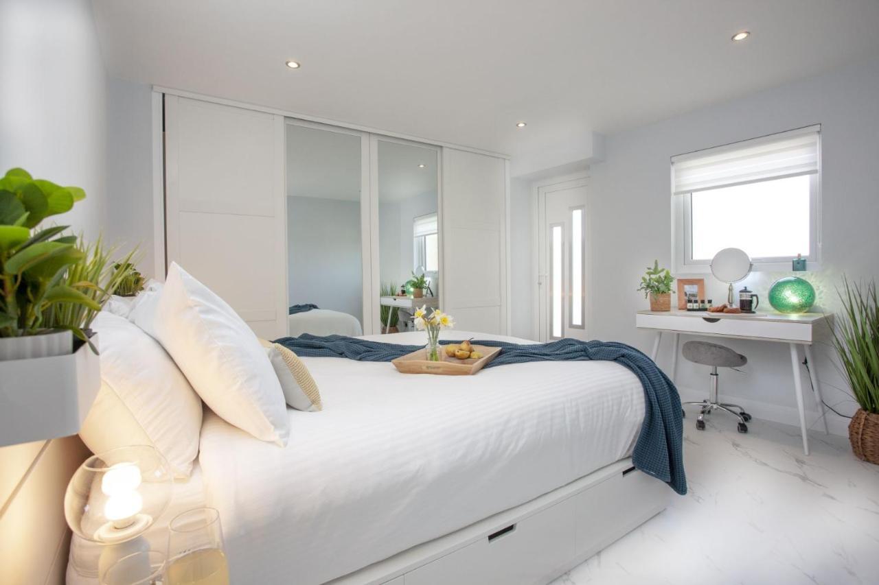 De'nada, Vernon Court Apartment