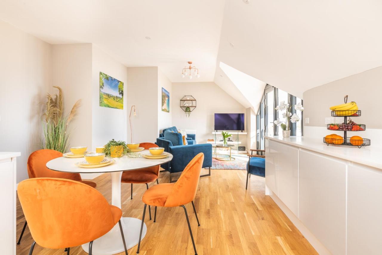 10 Oystercatcher Court - Stylish Penthouse With Stunning Sea Views *