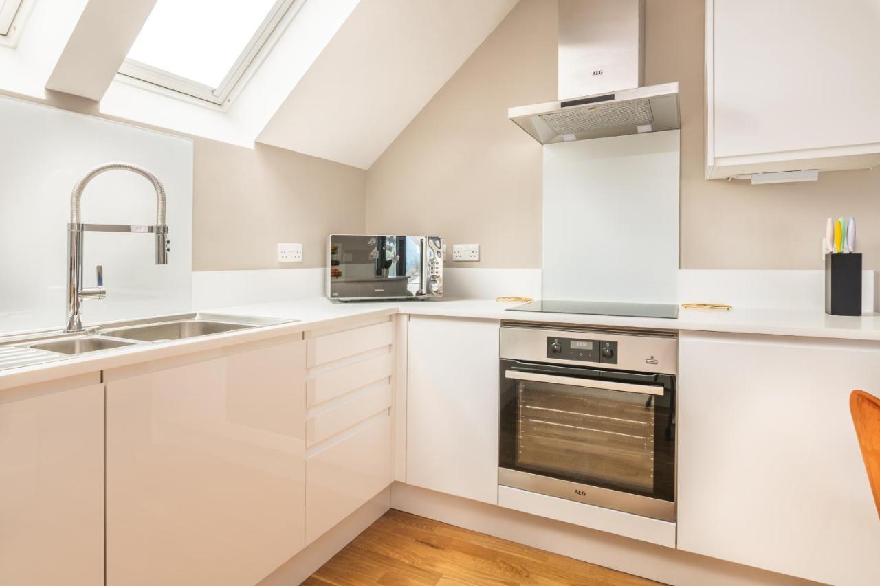 10 Oystercatcher Court - Stylish Penthouse With Stunning Sea Views * Torquay