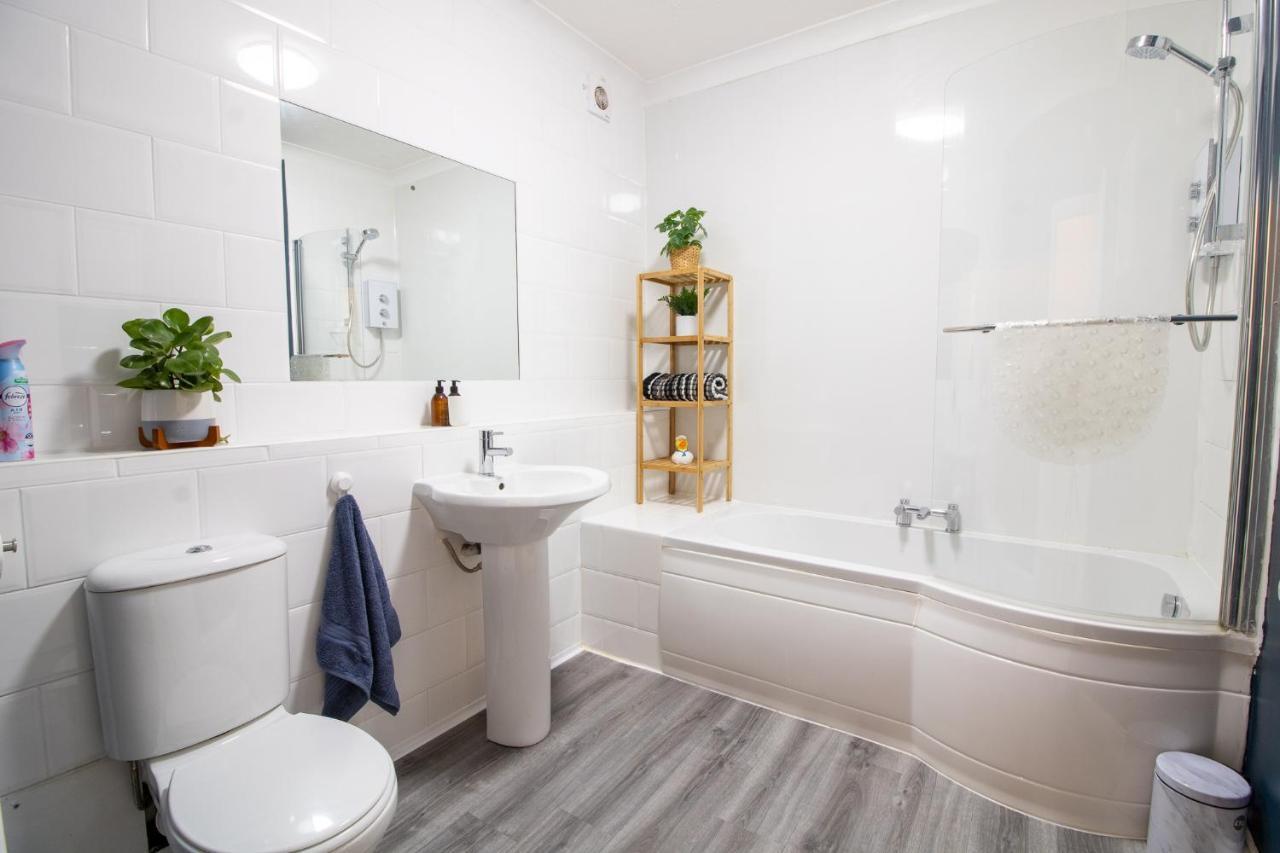 Sunways, Quiet South Facing Terrace, Walk To Beach! * Torquay