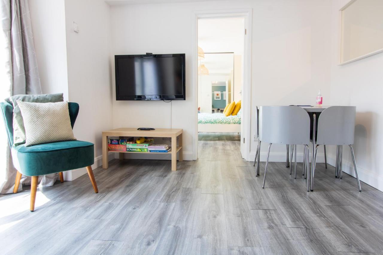 Sunways, Quiet South Facing Terrace, Walk To Beach! * Torquay