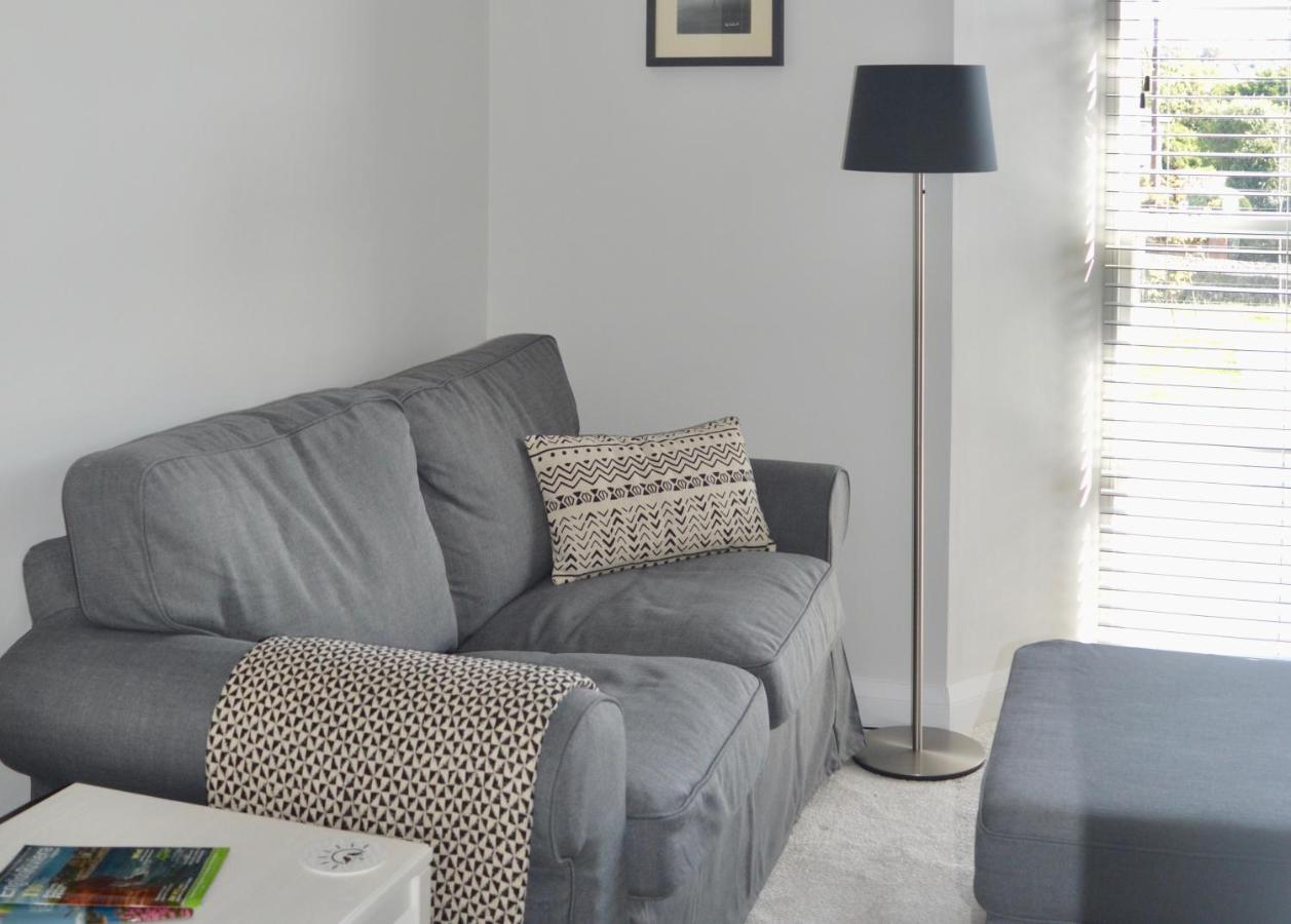 Holiday home Modern Close To Town Free Parking, Free Wifi, Dogs Allowed, Torquay, Sleeps Four *