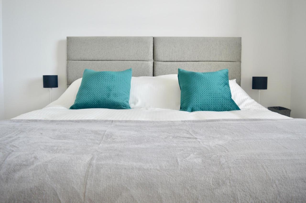 Holiday home Modern Close To Town Free Parking, Free Wifi, Dogs Allowed, Torquay, Sleeps Four Torquay