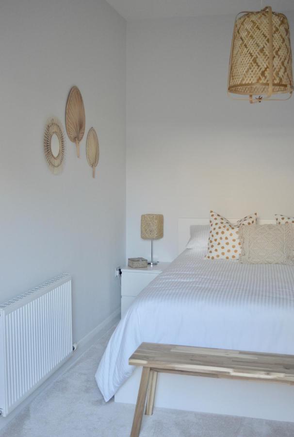Modern Close To Town Free Parking, Free Wifi, Dogs Allowed, Torquay, Sleeps Four Holiday home *