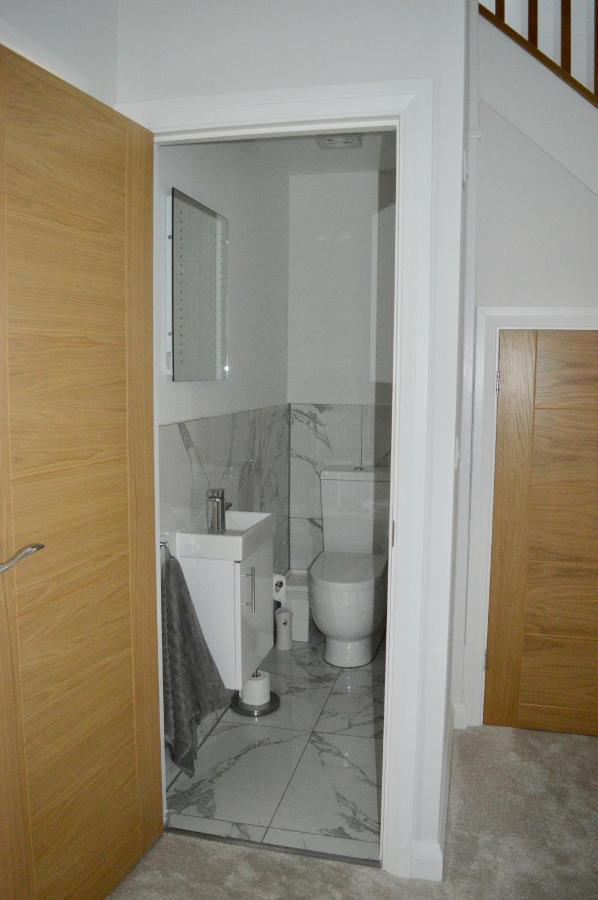 Modern Close To Town Free Parking, Free Wifi, Dogs Allowed, Torquay, Sleeps Four Holiday home