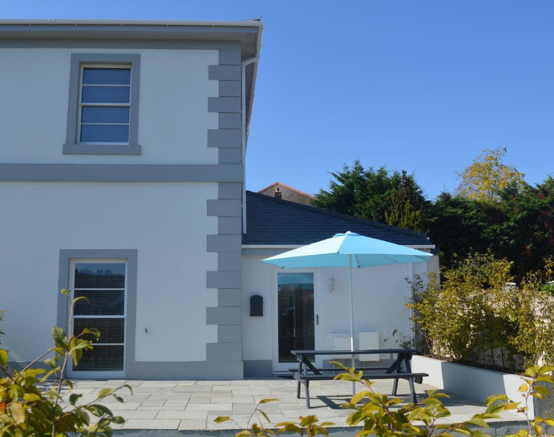 Modern Close To Town Free Parking, Free Wifi, Dogs Allowed, Torquay, Sleeps Four * Torquay