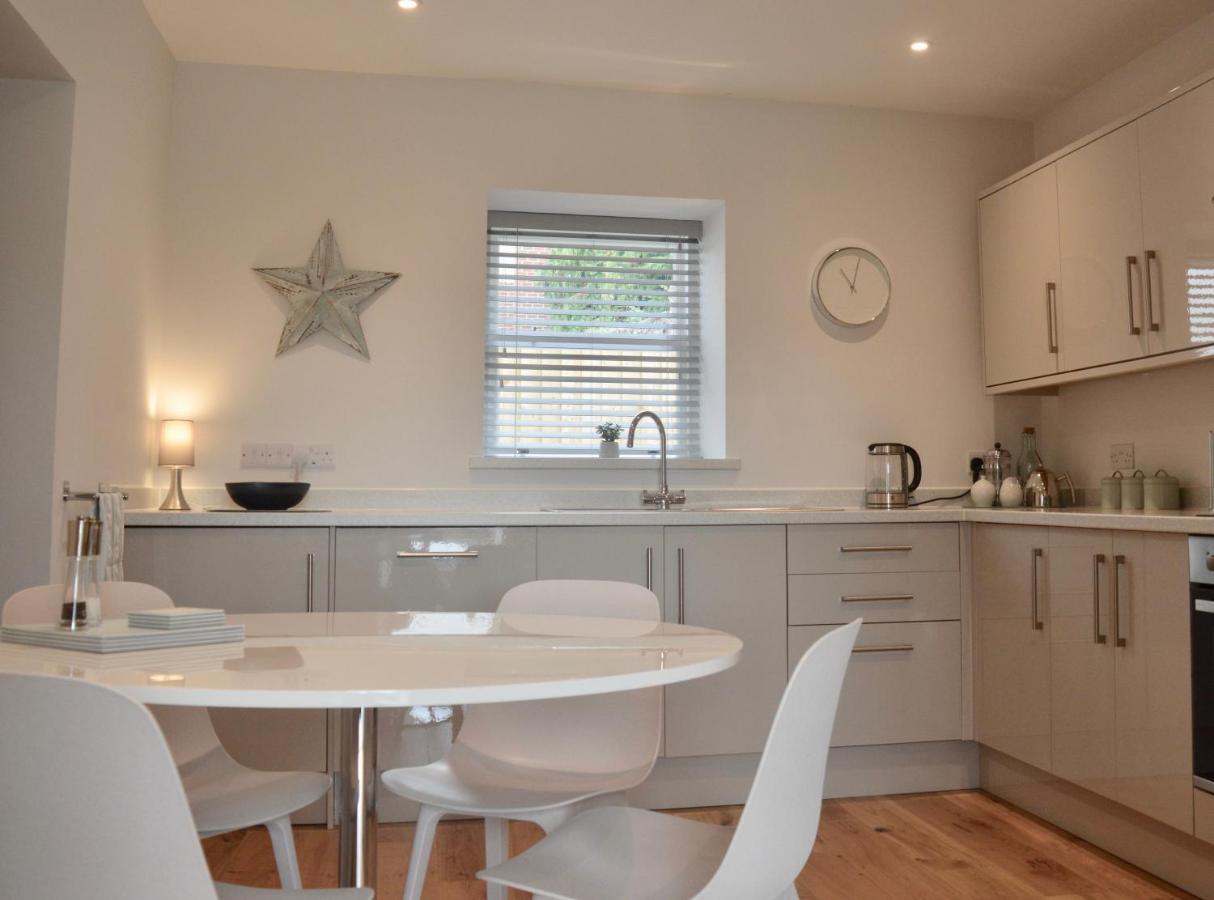 Holiday home Modern Close To Town Free Parking, Free Wifi, Dogs Allowed, Torquay, Sleeps Four