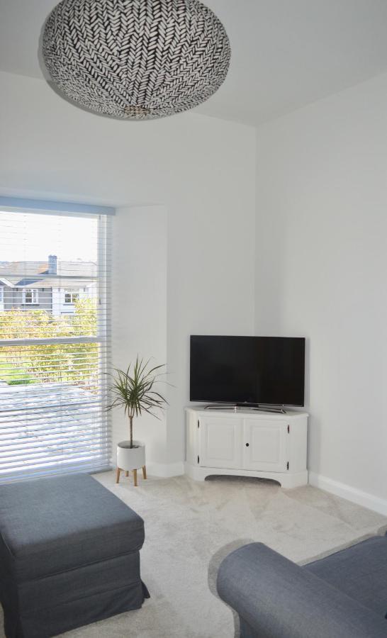 Modern Close To Town Free Parking, Free Wifi, Dogs Allowed, Torquay, Sleeps Four Holiday home