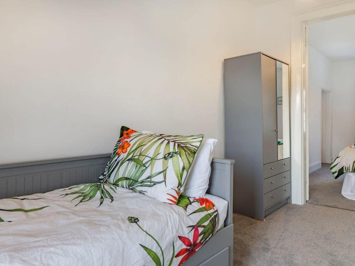 Holiday home Lovely Heather House 2 King 1 Double 2 Single Beds Torquay