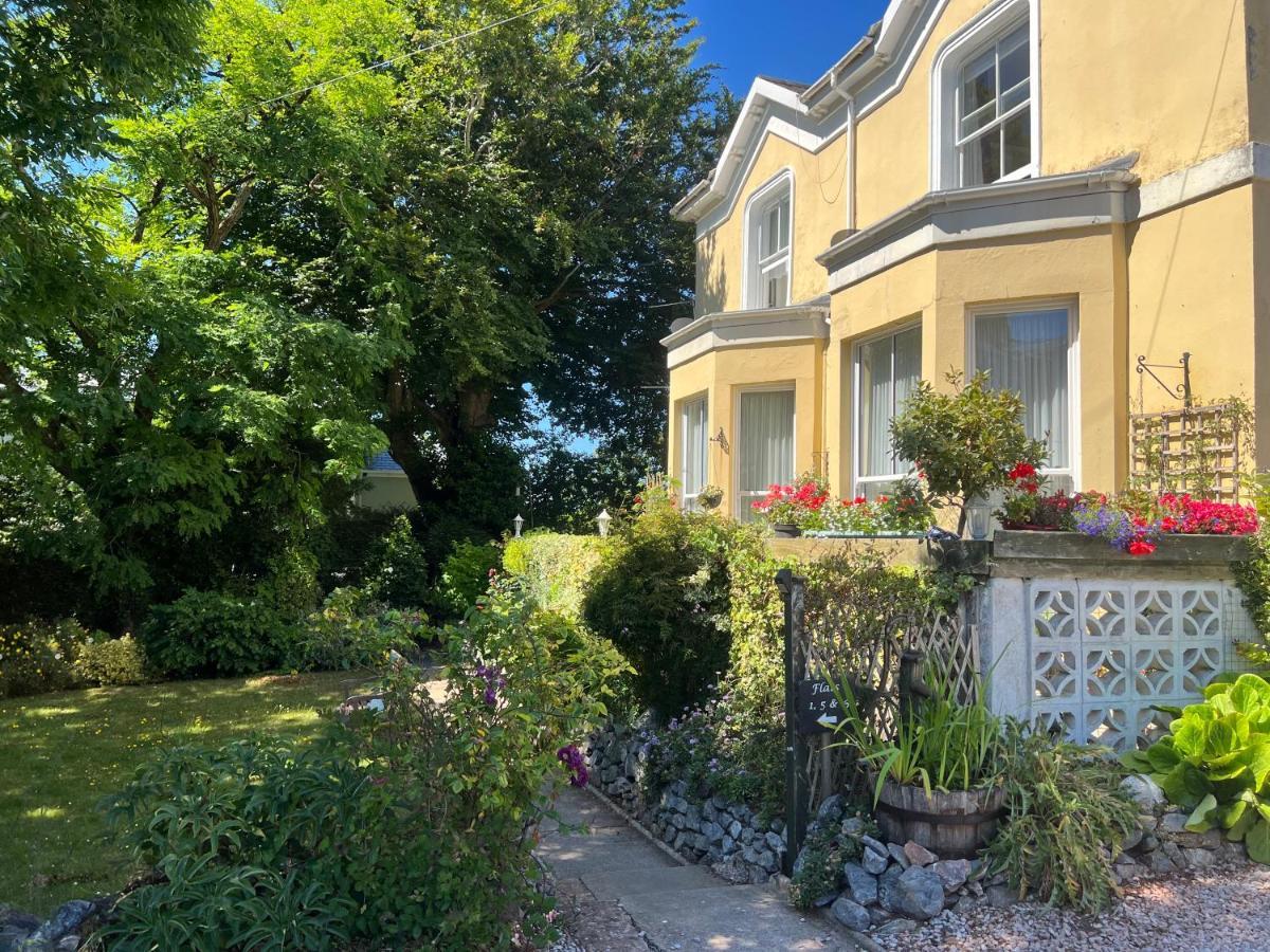 Large Three Bed Two Bathroom Flat In *