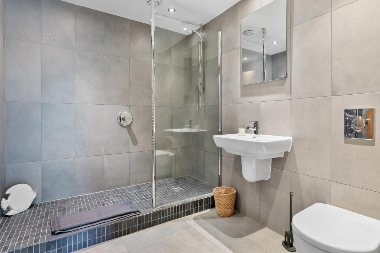 A7 Masts - Striking Beach Bolthole With Beautiful Sea Views Private Balcony & Parking *