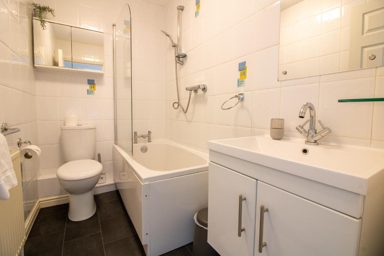 Laurels- 3-beds, Parking, Short Walk To