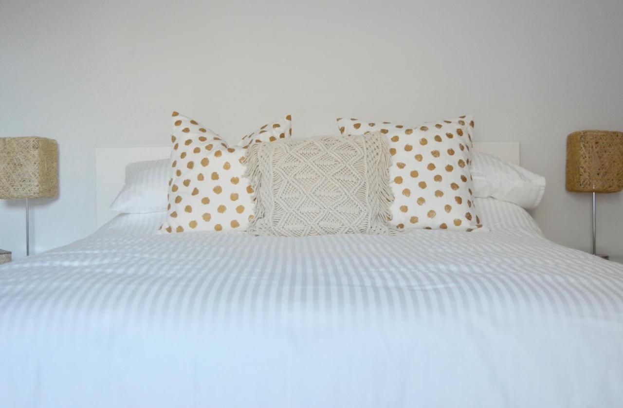 Modern Close To Town Free Parking, Free Wifi, Dogs Allowed, Torquay, Sleeps Four Holiday home *