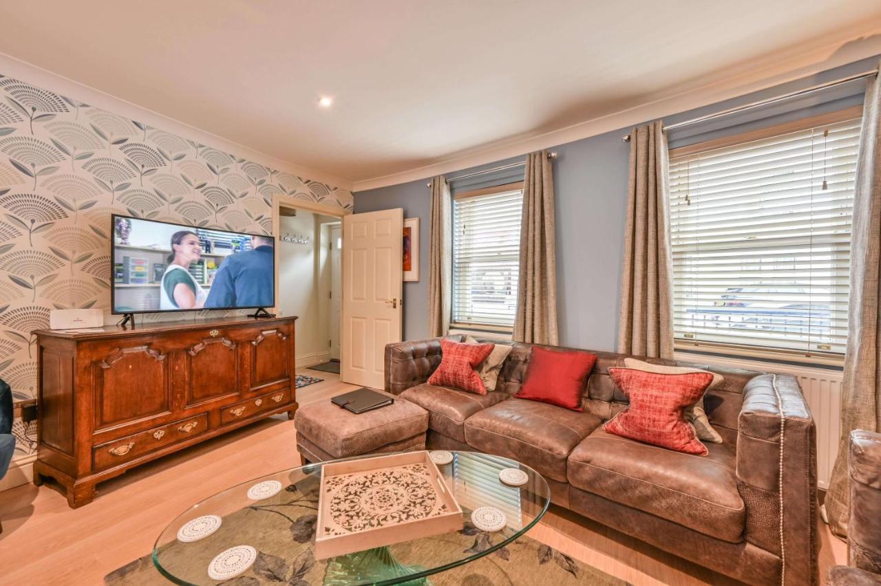 Lisburne Place - Luxury Three Bedroom Town House Holiday home *