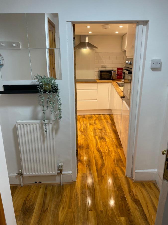 Garden Flat Just 2 Mins Walk From The Harbour