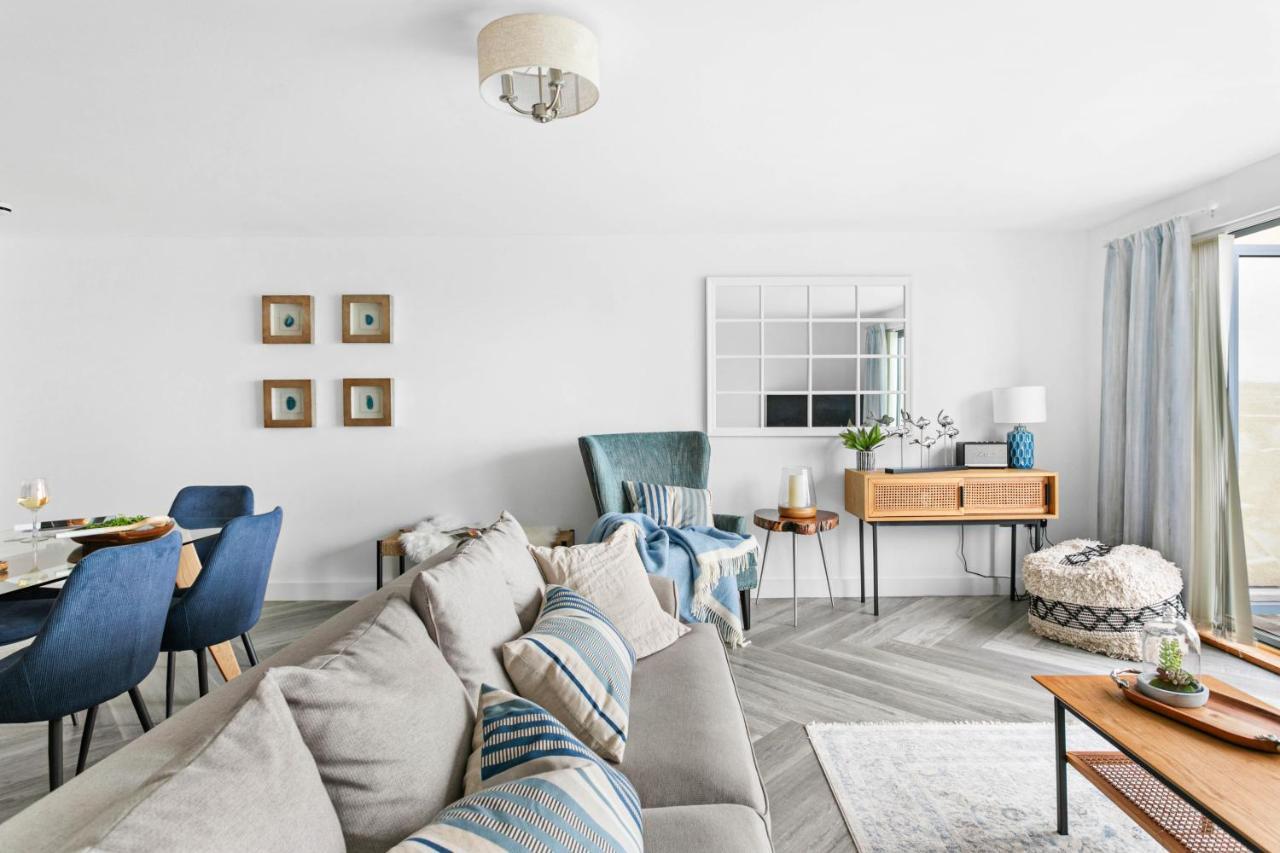 Apartamento A7 Masts - Striking Beach Bolthole With Beautiful Sea Views Private Balcony & Parking *