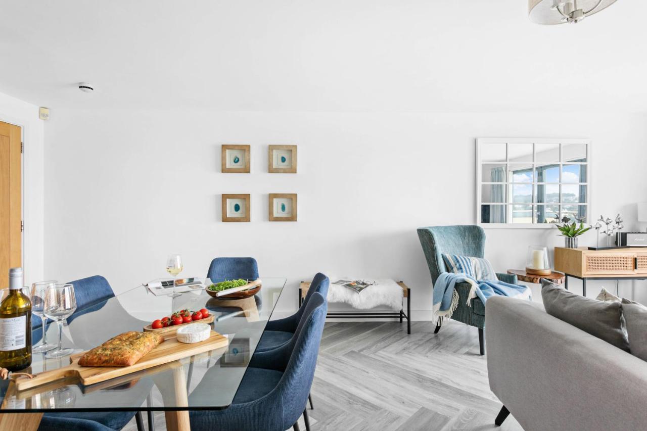 A7 Masts - Striking Beach Bolthole With Beautiful Sea Views Private Balcony & Parking