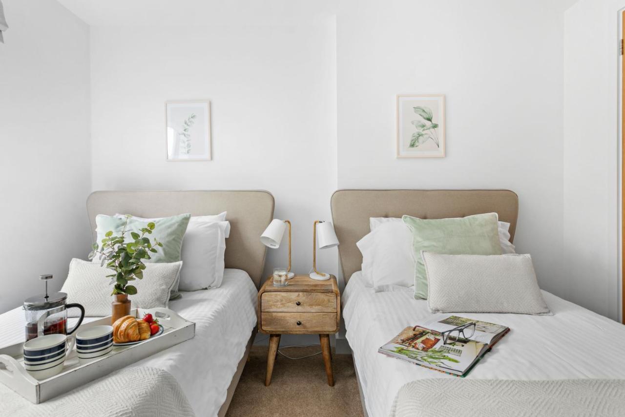 A7 Masts - Striking Beach Bolthole With Beautiful Sea Views Private Balcony & Parking