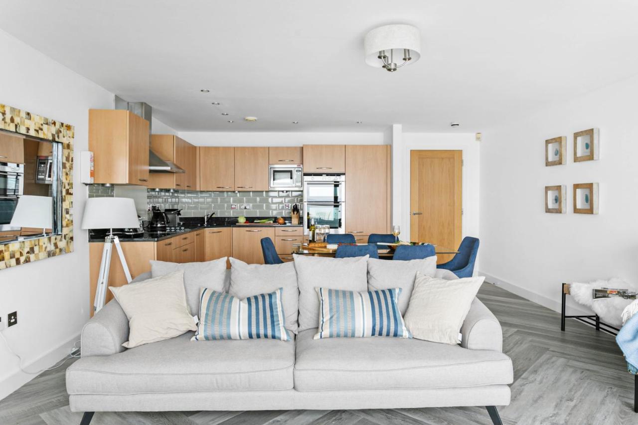 A7 Masts - Striking Beach Bolthole With Beautiful Sea Views Private Balcony & Parking