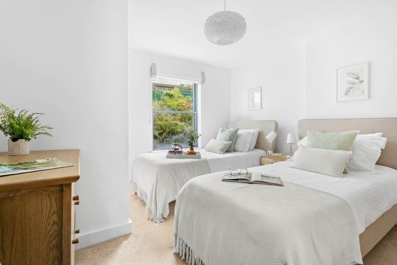 A7 Masts - Striking Beach Bolthole With Beautiful Sea Views Private Balcony & Parking Torquay