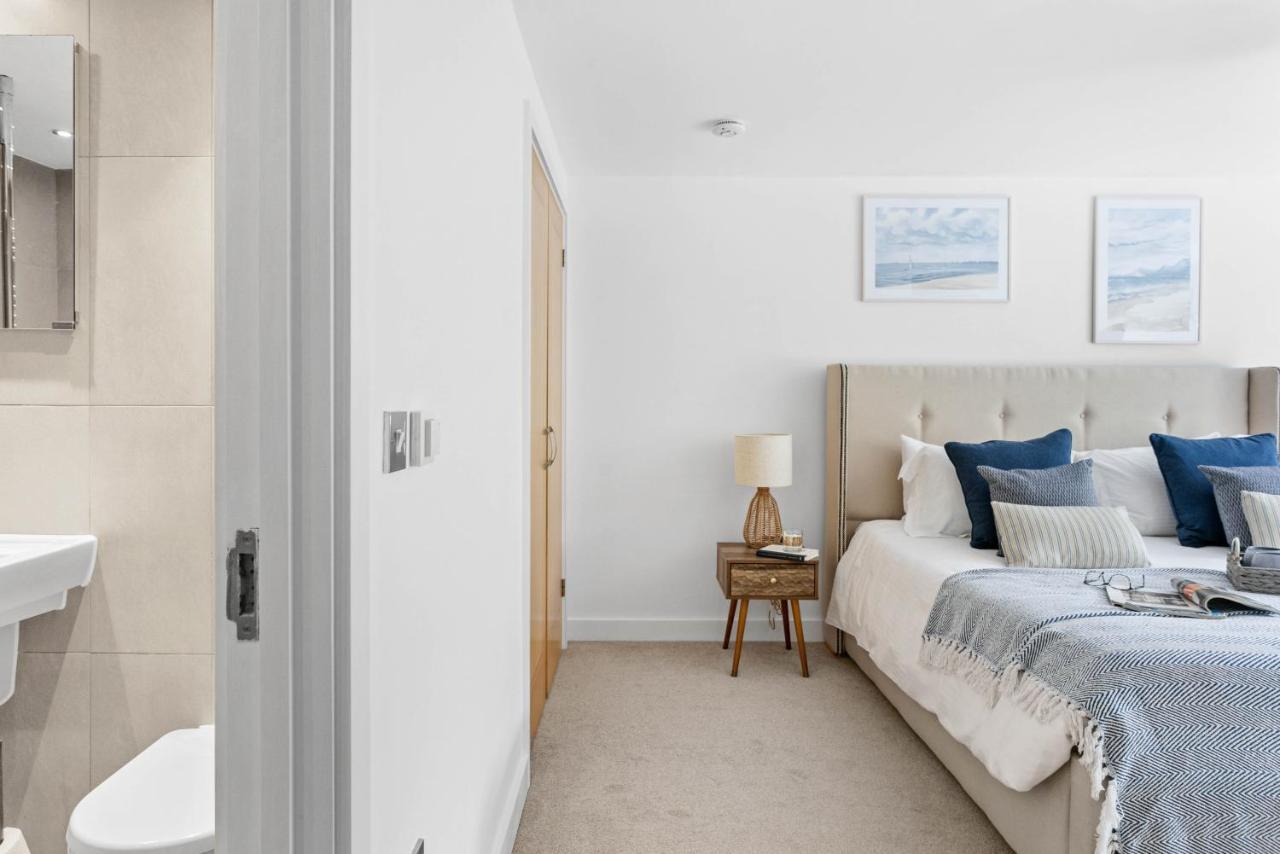 A7 Masts - Striking Beach Bolthole With Beautiful Sea Views Private Balcony & Parking *