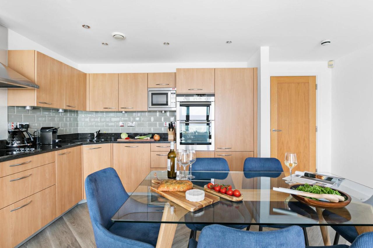 A7 Masts - Striking Beach Bolthole With Beautiful Sea Views Private Balcony & Parking * Torquay