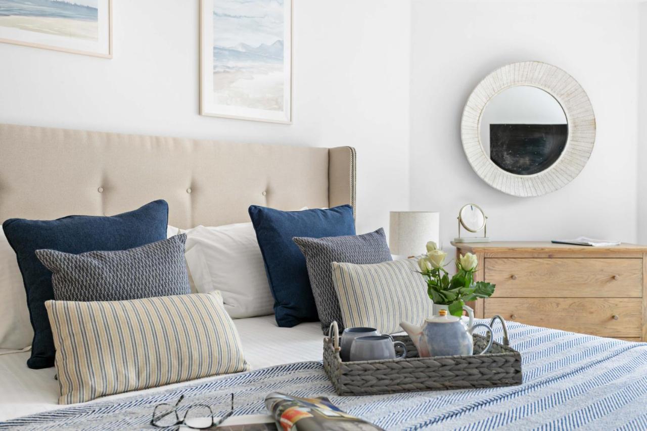 A7 Masts - Striking Beach Bolthole With Beautiful Sea Views Private Balcony & Parking *