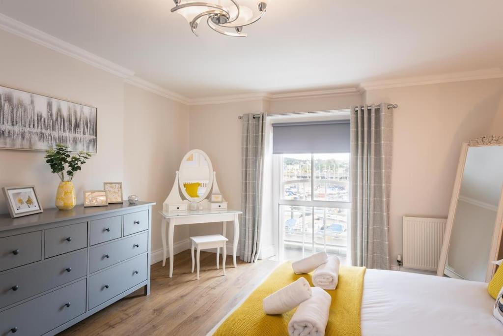Blue Skies - Harbour Views Apartment *
