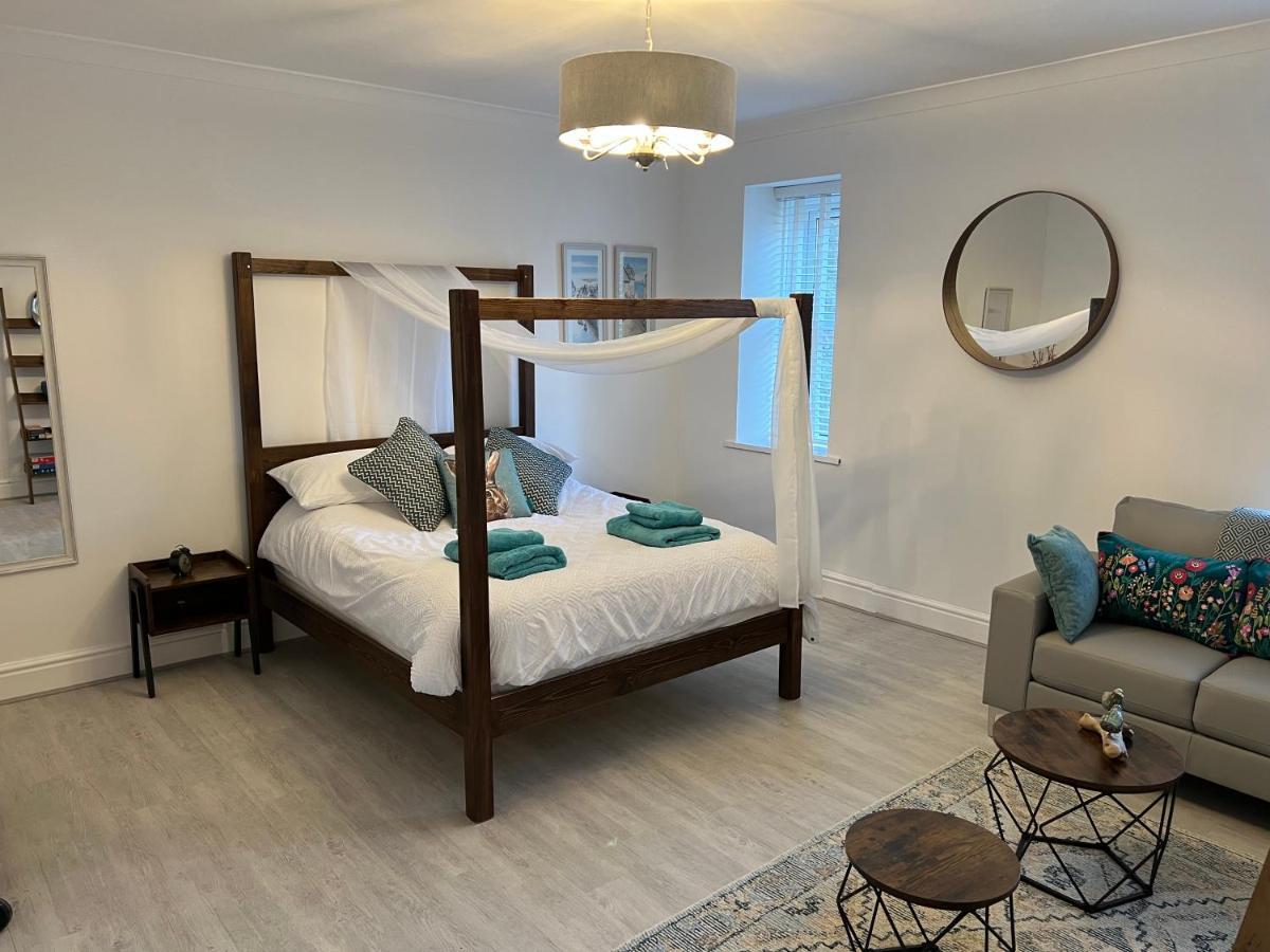 Large Three Bed Two Bathroom Flat In Apartment *