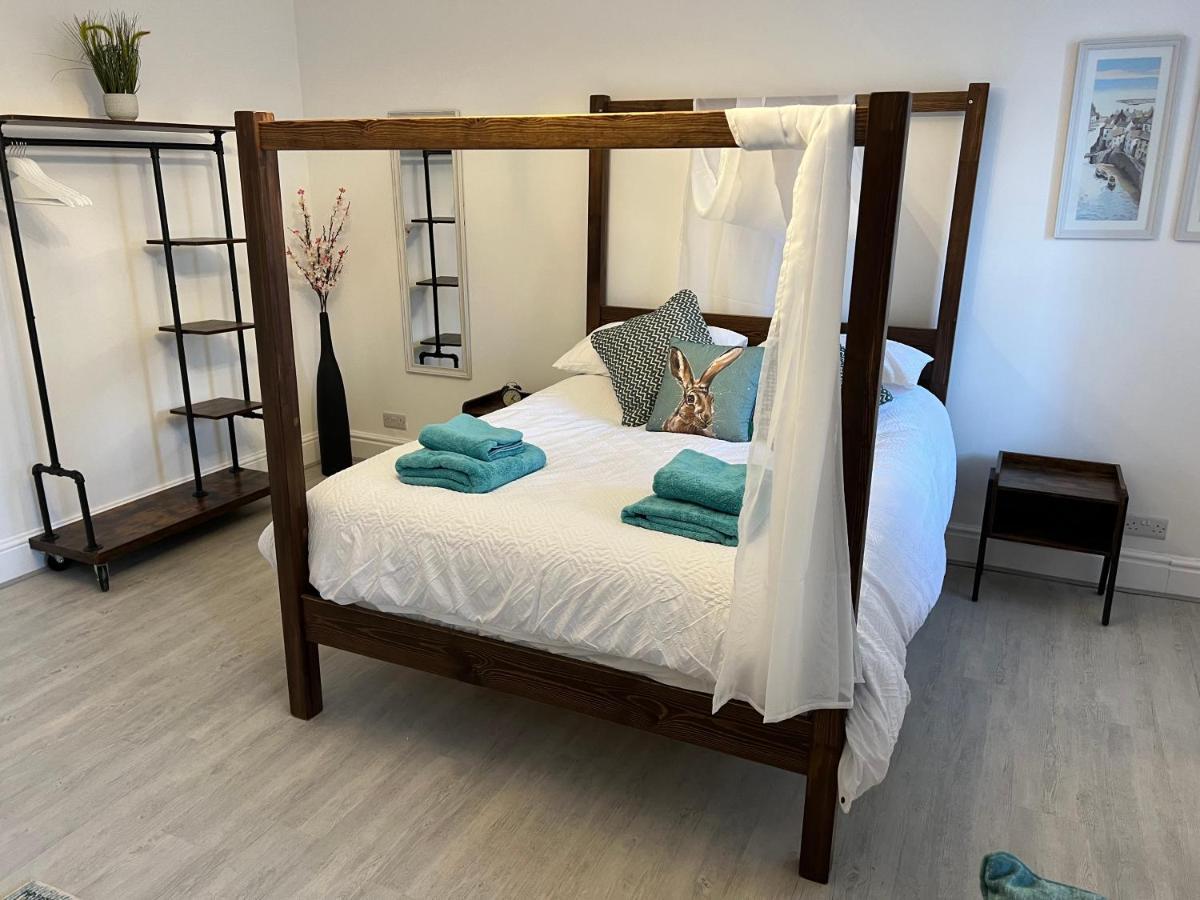 Large Three Bed Two Bathroom Flat In Apartment *