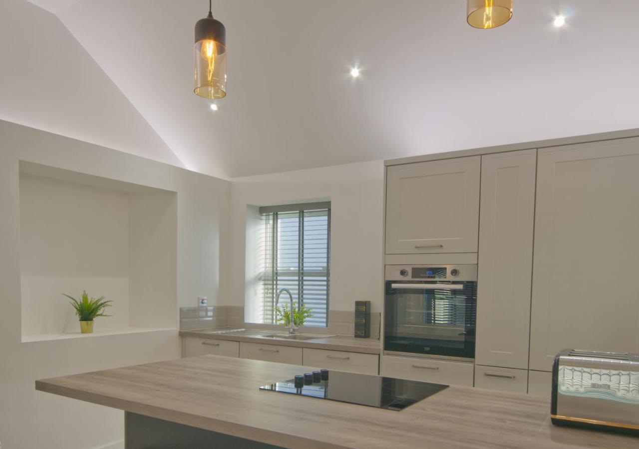 Harbour Heights: Luxury Coastal Retreat In The Riviera Apartment *