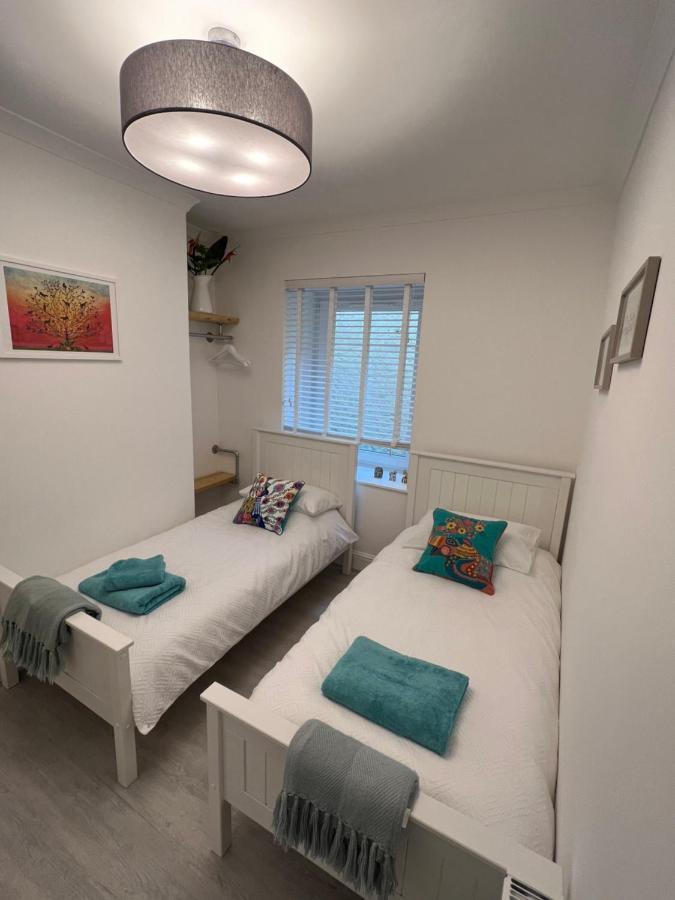 Large Three Bed Two Bathroom Flat In Apartment *