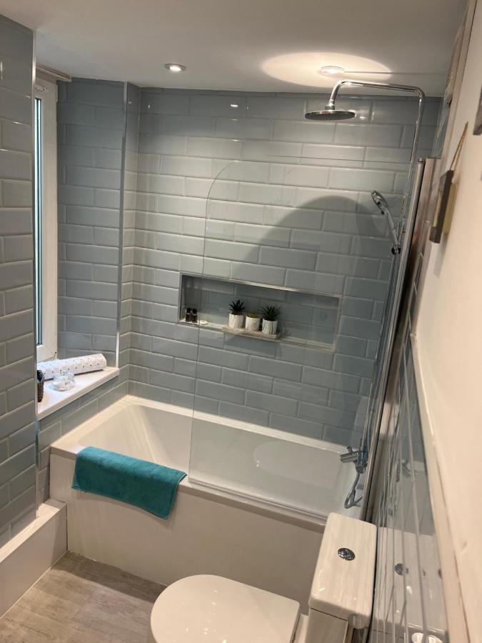 Large Three Bed Two Bathroom Flat In Apartment *