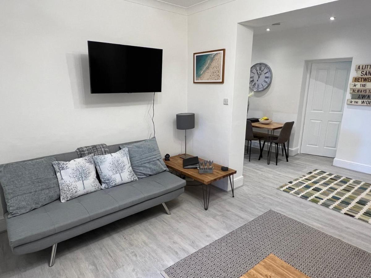 Large Three Bed Two Bathroom Flat In Apartment *