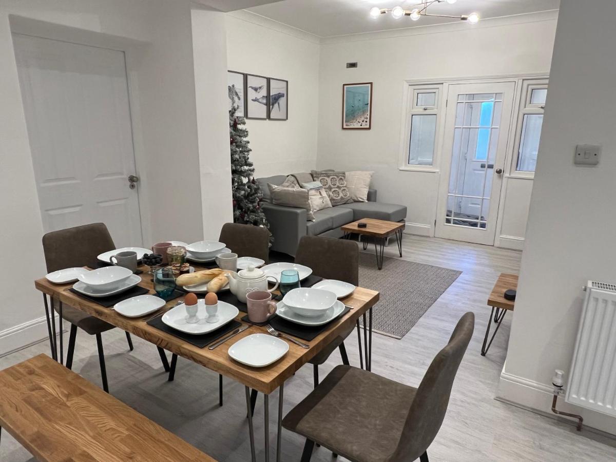 Large Three Bed Two Bathroom Flat In