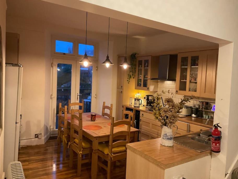 Four-tunes Just 2 Mins Walk From Harbour Holiday home Torquay
