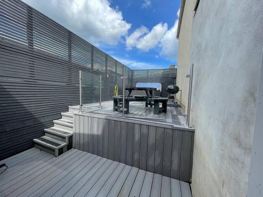 Hot Tub, Newly Refurbished 4 Bed, Dog Friendly. Holiday home *