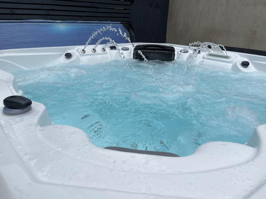 Hot Tub, Newly Refurbished 4 Bed, Dog Friendly. *
