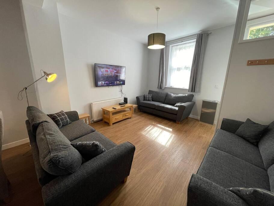 Hot Tub, Newly Refurbished 4 Bed, Dog Friendly. Holiday home *