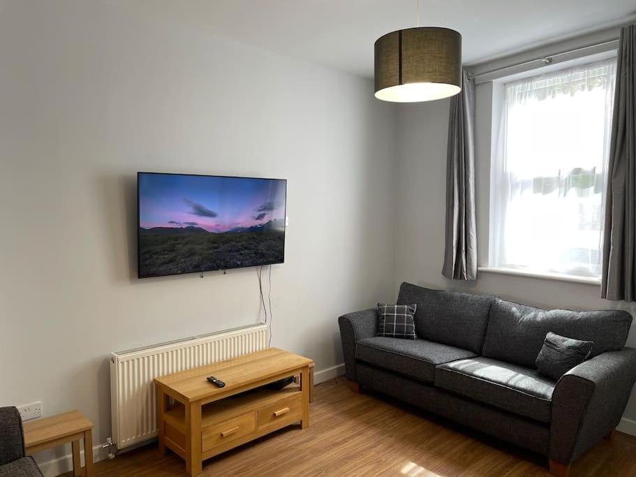 Hot Tub, Newly Refurbished 4 Bed, Dog Friendly. *
