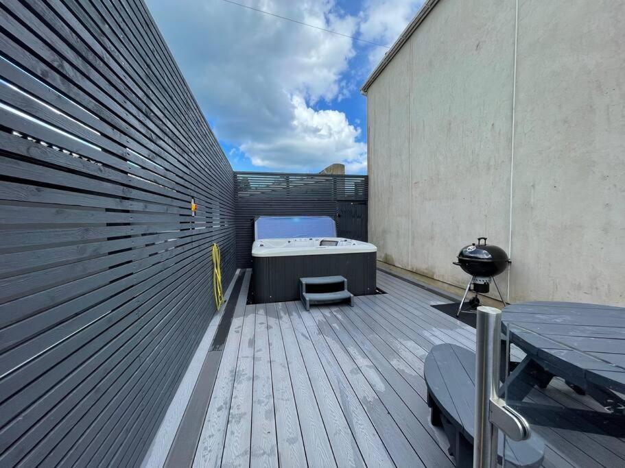 Hot Tub, Newly Refurbished 4 Bed, Dog Friendly. Holiday home Torquay