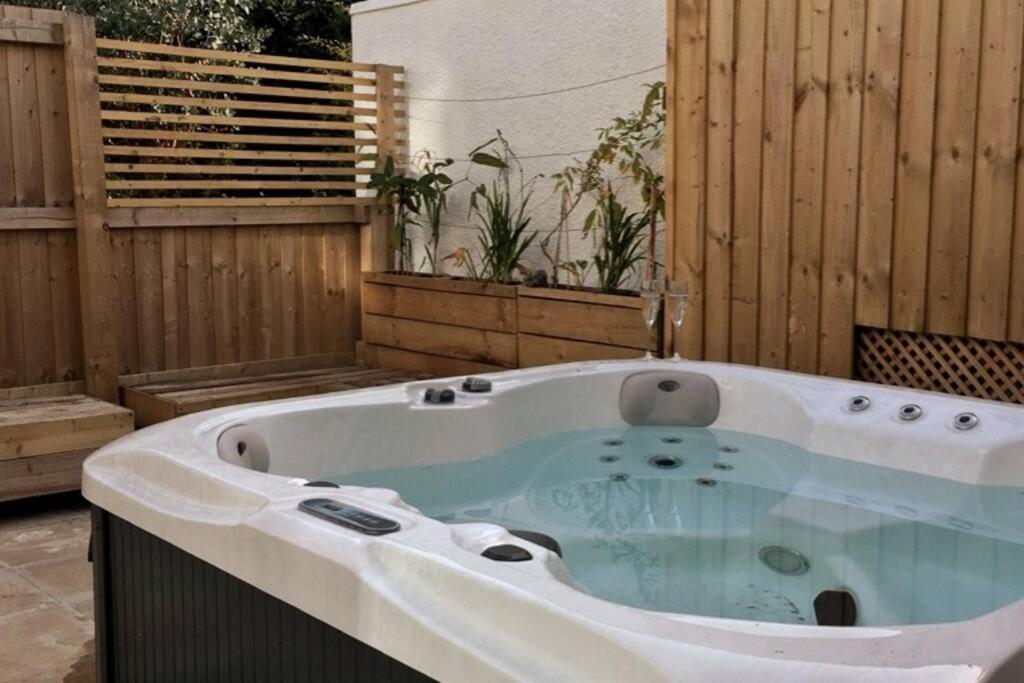 Casa de férias Berachah - Garden With Hot Tub Sleeps 6 *