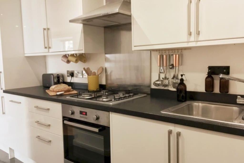 Berachah - Garden With Hot Tub Sleeps 6