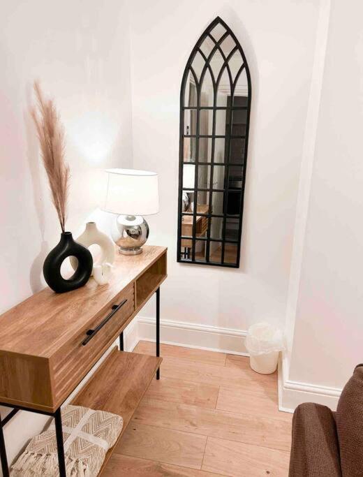 Lovely Two Bedroom Apartment, With Private Garden! Apartamento *