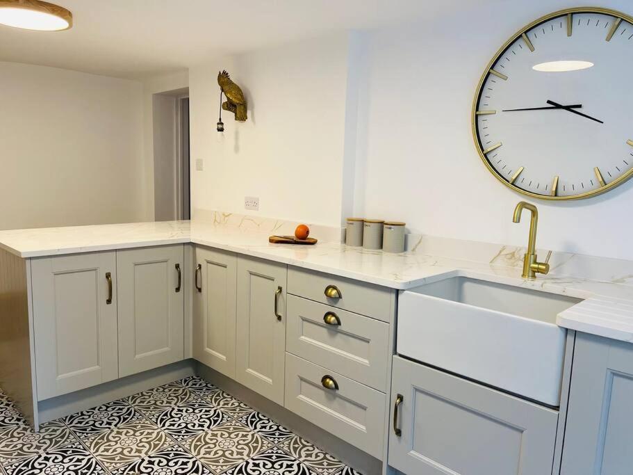 Apartment Chelston Grange Near The With Private Garden & Parking Torquay