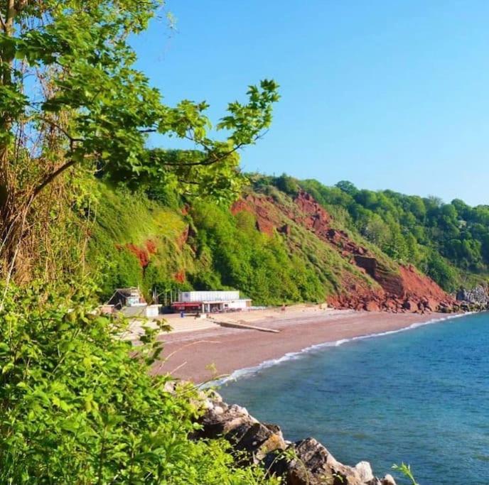 Coastal Retreat In Babbacombe - Cary *