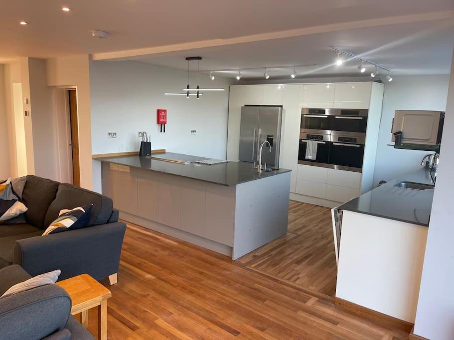 Dog Friendly, Roof Hot Tub, Panoramic Views. Holiday home *