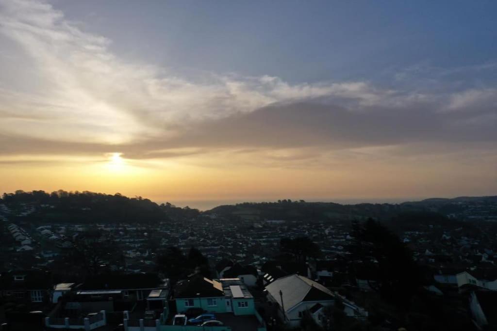 Holiday home Dog Friendly, Roof Hot Tub, Panoramic Views. Torquay