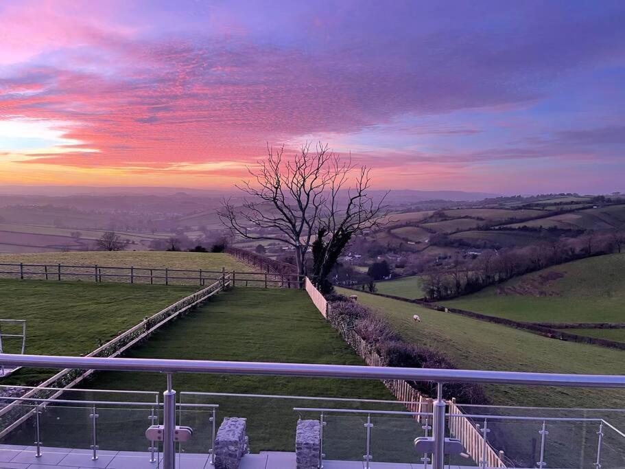 Dog Friendly, Roof Hot Tub, Panoramic Views. Holiday home